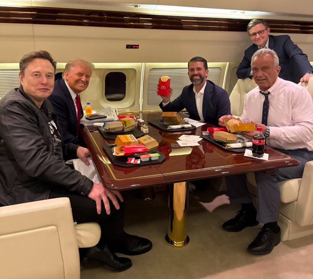 REVELADO EL PLAN DE #ELON Y #JFK 

DESPUÉS DE COMPRAR #TWITTER, AHORA 
#ELONMUSK PLANEA PONER 
COKE DE NUEVO EN COCA COLA.