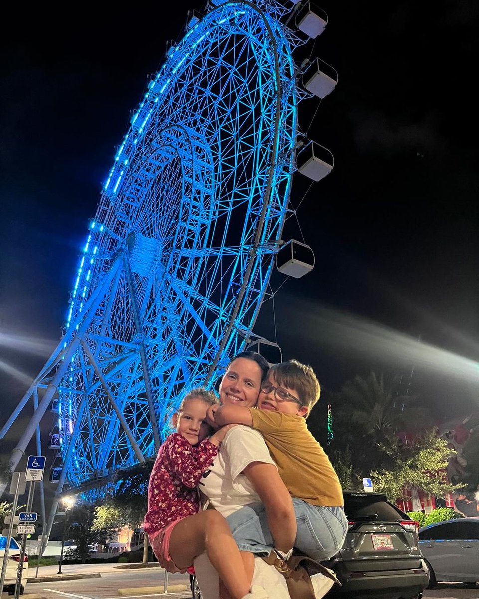 iconparkorlando's tweet photo. Spinning into family fun, featuring the ICONic @theorlandoeye 💙🎡
.
.
.
📸 laraqrangel
#iconpark #iconparkorlando #orlando #orlandoflorida #visitorlando #orlandothingstodo #thingstodoorlando #experiencekissimmee #ICONicMoment https://t.co/aGhyaZnIK3