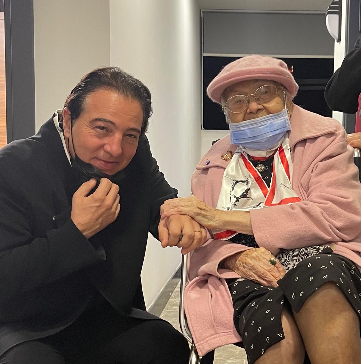 Muazzez İlmiye  Çığ’ın vefatını büyük üzüntüyle öğrendim. Sevgili hocamız. 
Büyük kayıp, tüm Türkiye’nin başı sağolsun. Işıklarda uyusun.
“Uyanın artık!” Diyenleri bir bir kaybediyoruz. Ve gerçekten uyananların sayısı da maalesef azalıyor.
Fotoğraf 2021 yılından Mersin Mezitli