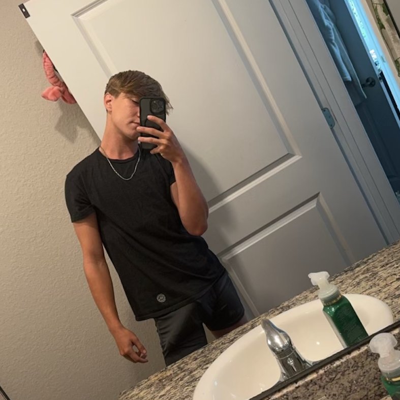 just turned 18 say hi for a suprise d pic in ur dms ❤️