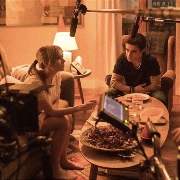 a netflix divulgou uma foto inédita da ester e do itzan filmando a cena de carmuel com o macarrão 🥺