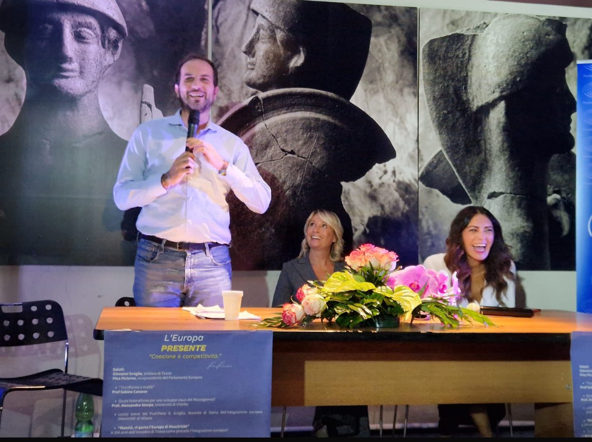 Un forte abbraccio a <a href="/pinapic/">Pina Picierno</a> 

Come sempre, a quelli che pensano di intimidirci, risponderemo così: con il sorriso!