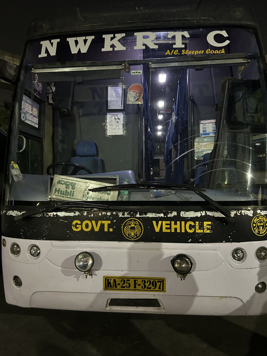 ZeeshanManvi's tweet photo. KSRTC ಹೈದ್ರಾಬಾದಿನಿಂದ ಹುಬ್ಬಳ್ಳಿಗೆ 9:16 ಕ್ಕೆ ಹೋಗುವ ಬಸ್ ಕೆಟ್ಟು ನಿಂತು ಒಂದೂವರೆ ತಾಸಾದ್ರು ಬಸ್ ಬಿಡುವ ಚಾನ್ಸೇ ಕಾಣ್ತಿಲ್ಲ.
ಪ್ರಯಾಣಿಕರು ಪರದಾಡ್ತಾ ಇದ್ದಾರೆ.

ಬಸ್ ಕೆಟ್ಟೋಗಿರೋ ಒಂದ್ ಮಾಹಿತಿನು ಕೊಡ್ಲಿಲ್ಲ, ತಡರತ್ರಿ ಏನು ಮಾಡೋದು???

@siddaramaiah 
@DKShivakumar 
@RLR_BTM https://t.co/MATSKckfNR