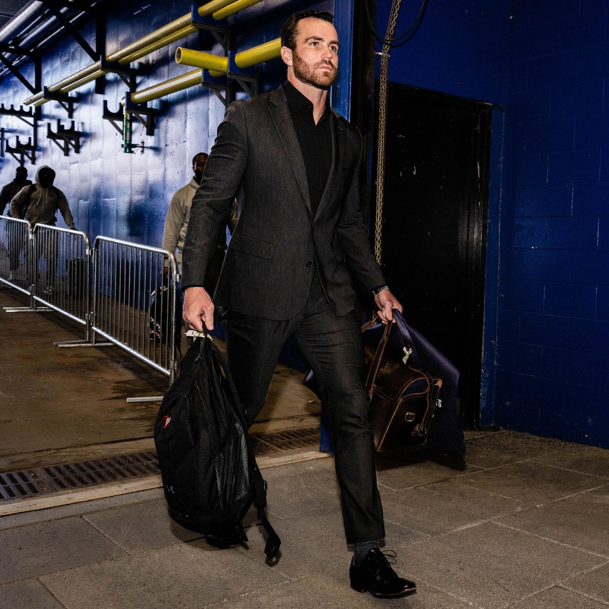 StateAndLiberty's tweet photo. Solid black stretch dress shirt + heathered charcoal stretch suit = clean and crisp look brought to you by Durham Smythe #NFLstyle #stretchsuits #stateandlib https://t.co/PStjwDx1qY