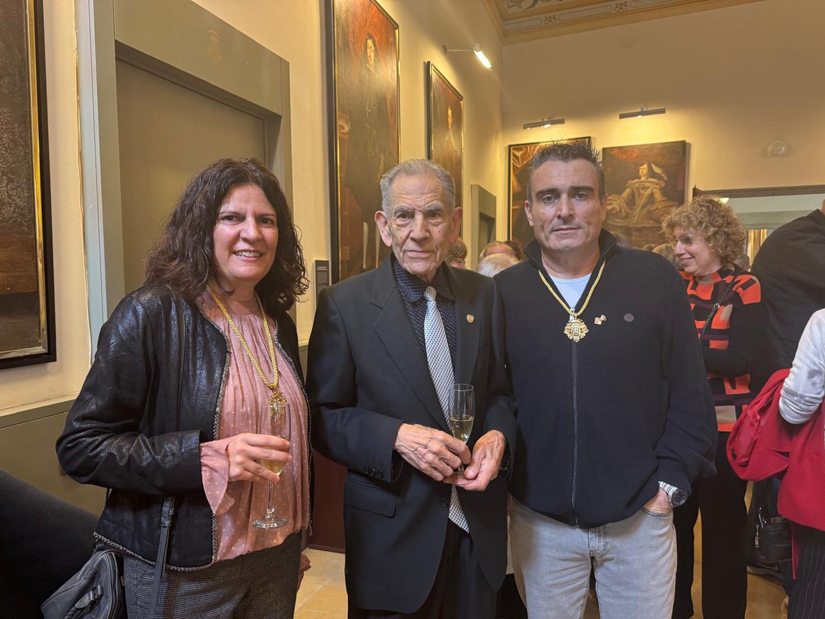 ERC_Cervera's tweet photo. Avui hem acompanyat al senyor Armand Forcat en l'acte de reconeixement en el que se li fa entrega de la Medalla de la Ciutat de Cervera a la @paeriacervera 

Enhorabona per la gran tasca de divulgació del patrimonini la història de la nostra ciutat.

#turisme
#cultura https://t.co/D1W2OQWCkL