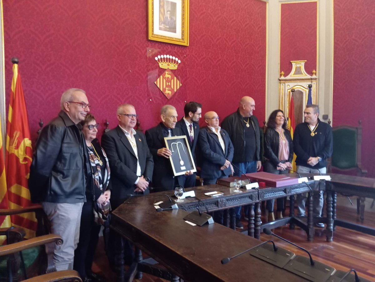 ERC_Cervera's tweet photo. Avui hem acompanyat al senyor Armand Forcat en l'acte de reconeixement en el que se li fa entrega de la Medalla de la Ciutat de Cervera a la @paeriacervera 

Enhorabona per la gran tasca de divulgació del patrimonini la història de la nostra ciutat.

#turisme
#cultura https://t.co/D1W2OQWCkL