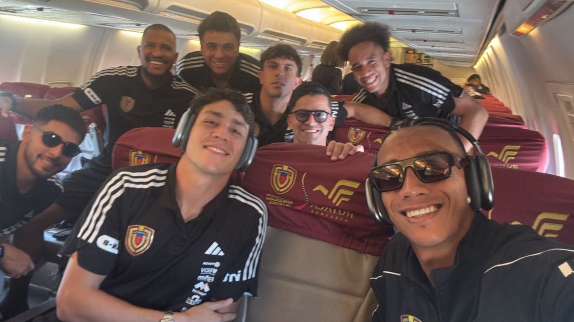 jpeseteiroDT's tweet photo. Tienen una misión, yo sé que la van a cumplir 🇻🇪🪖

La Vinotinto va rumbo a Chile ✈️

VAMOS COÑO 🇻🇪🇻🇪🇻🇪 https://t.co/tAegNpcf8A