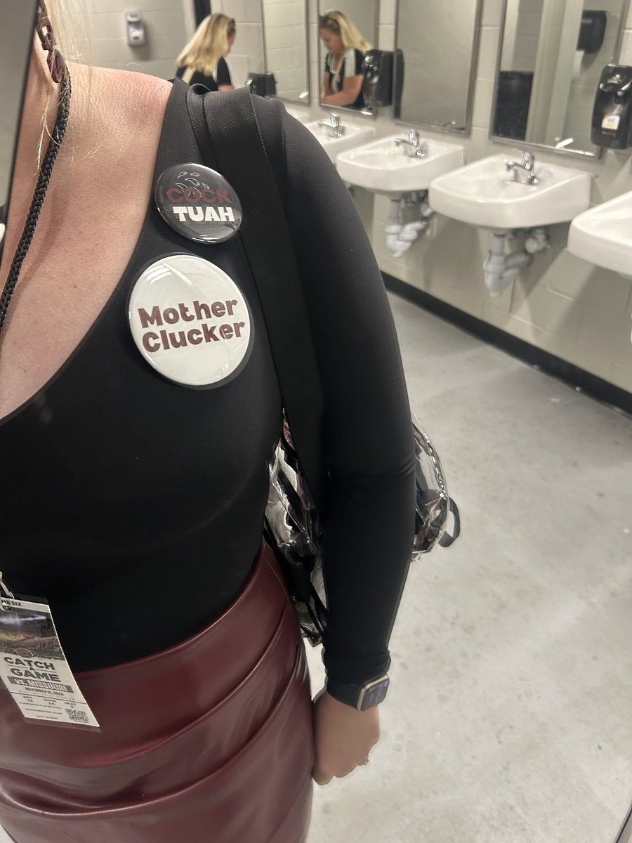 What a win for the Gamecocks over Missouri! 🐔🏈 Thank you to everyone who stopped by to grab buttons and show off your Carolina pride.

We’ll be back out next weekend for the last home game of the season- Go Cocks! ❤️🖤

sassafrasstudiollc.etsy.com