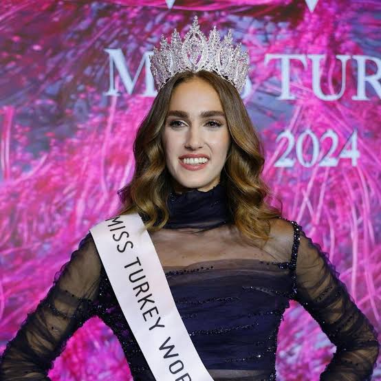bedrana46's tweet photo. #MirayDaner #Göbeklitepe
2024 Kainat Güzeli Danimarka'lı Victoria Theilvig olmuş gerçekten de çok güzel.

Bürokrat kızı herşey güzellik değil çok sayıda dil biliyorum tahsilim çok yüksek ben bir doktorum demişti ama adı üstünde güzellik yarışması bilgi yarışması değildi🤭 https://t.co/oU379cVTAE
