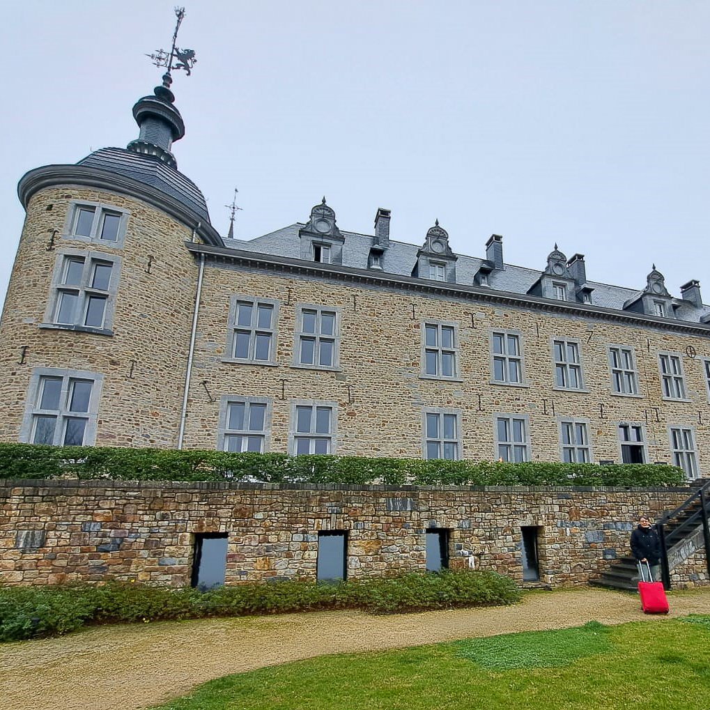 « Château, ô mon beau château, dis-moi qui est le plus beau ? » 🏰
Ma rencontre avec le Château de Mirwart est un beau roman, une belle histoire et c'est une romance qui ne date pas d'aujourd'hui ! 🥰
En 2024, j'ai l'honneur d'y séjourner 😍 
#visitwallonia
📸1 © de @matbook