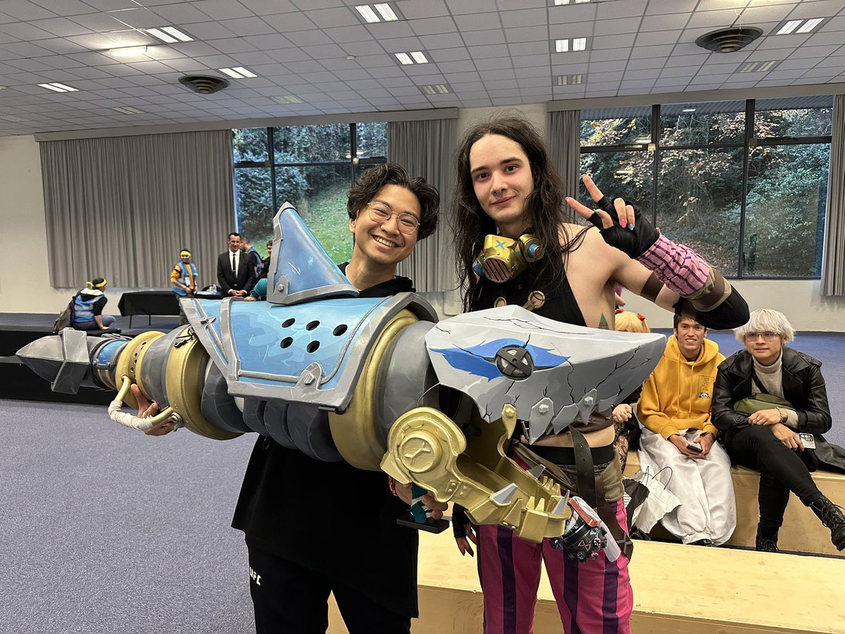 Je suis tombé sur un cosplayer de Jinx à Nantes aujourd’hui. Regardez la masterclass qu’il a craftée 🤩