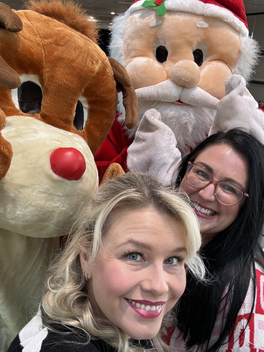 GHS Christmas Fayre 🎅🏼🎄

Well done to all of our staff &amp; pupils who were involved in organising this event &amp; creating/selling crafts 🎁

#GHSPride 💛

<a href="/GrangemouthHS/">Grangemouth HS</a> <a href="/MrsRonnay/">Mrs Ronnay</a>