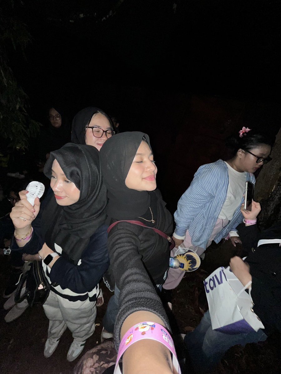 naddoyoo's tweet photo. makeup gw bagus deh yay #JEGET sacrificed my PANTS & SHOES. https://t.co/5haj0h1oy7