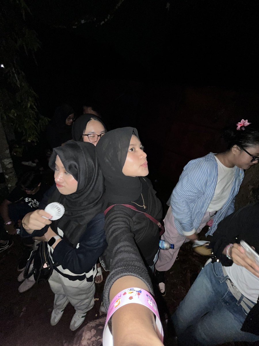 naddoyoo's tweet photo. makeup gw bagus deh yay #JEGET sacrificed my PANTS & SHOES. https://t.co/5haj0h1oy7