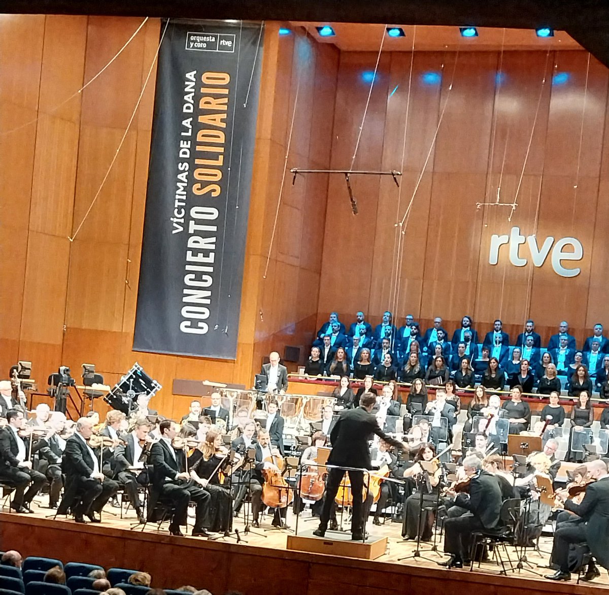 Concierto Solidario en memoria de las víctimas de la DANA. Se interpreta La Novena de Beethoven. Puedes seguirlo en directo, por La 2.