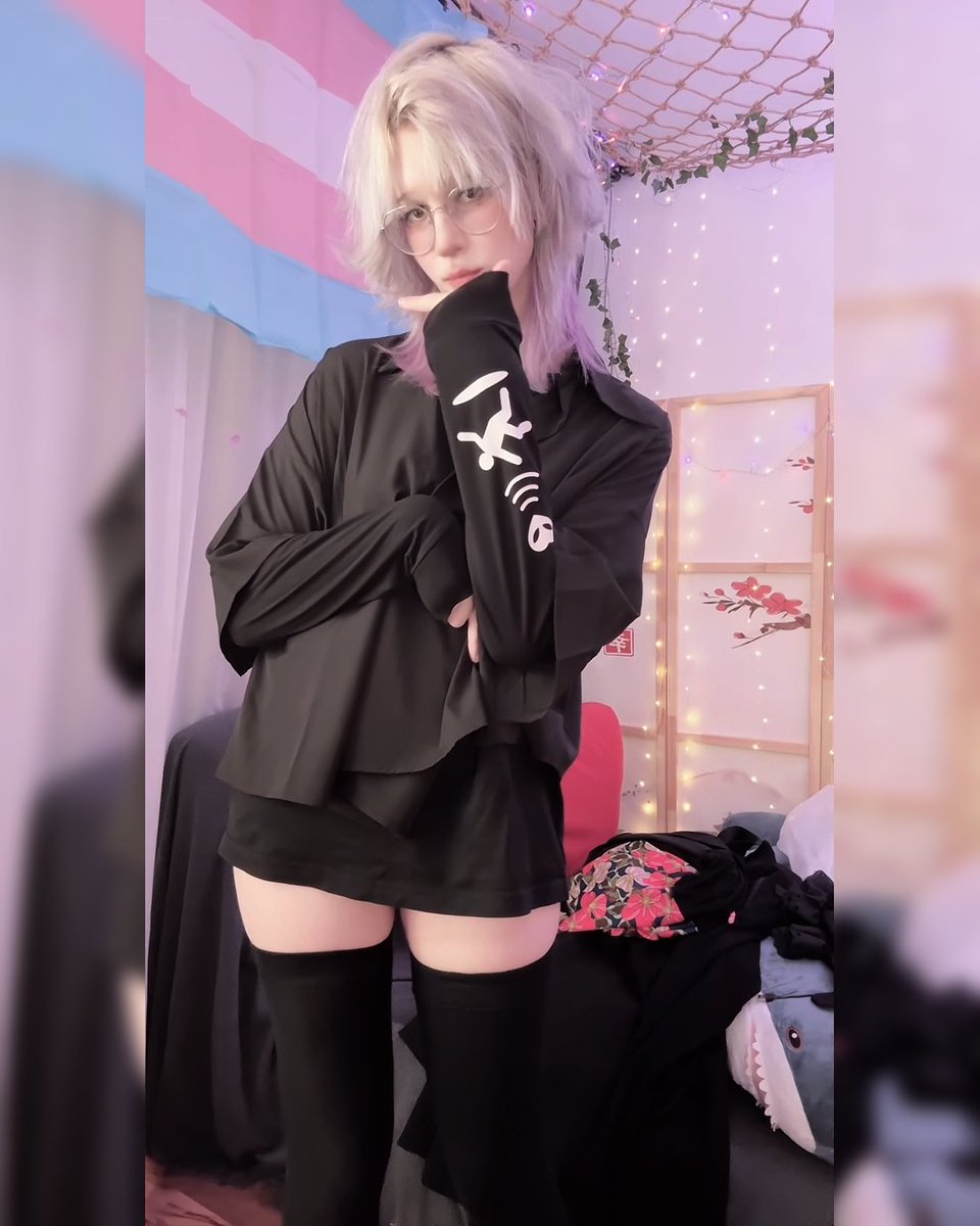 just a girl in oversized t-shirt :3