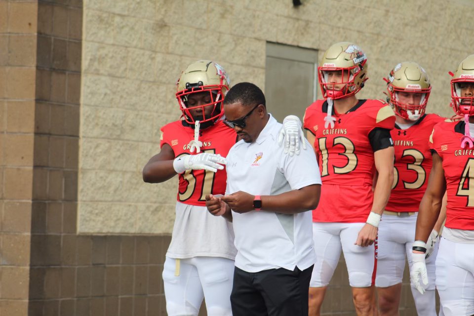 🚨LOOKING TO ADD SOME DB’S 🚨
Transfers &amp; Class of  2025 
Defensive backs drop the film!! 
(Only if you: like to put your hands on people, Can run, and loves the game!!)