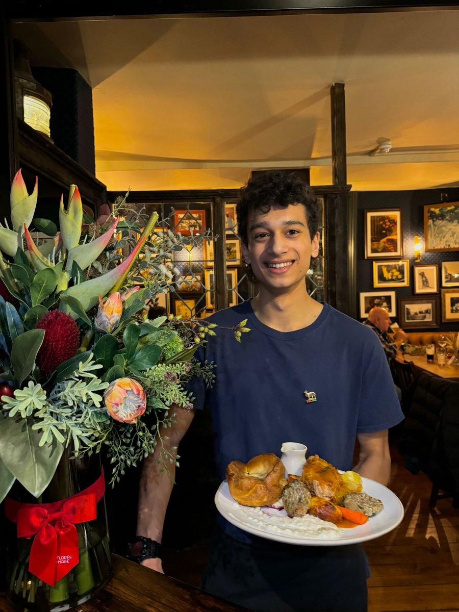 lockkeeper's tweet image. Happy Sunday! There's no better place to spend your weekend than at the Lockkeeper! As the evenings get cozier and Christmas draws near, what could be better than enjoying a delicious roast with friends and family?🤩

#christmas #winter #cosy #youngs #sundayroast #food