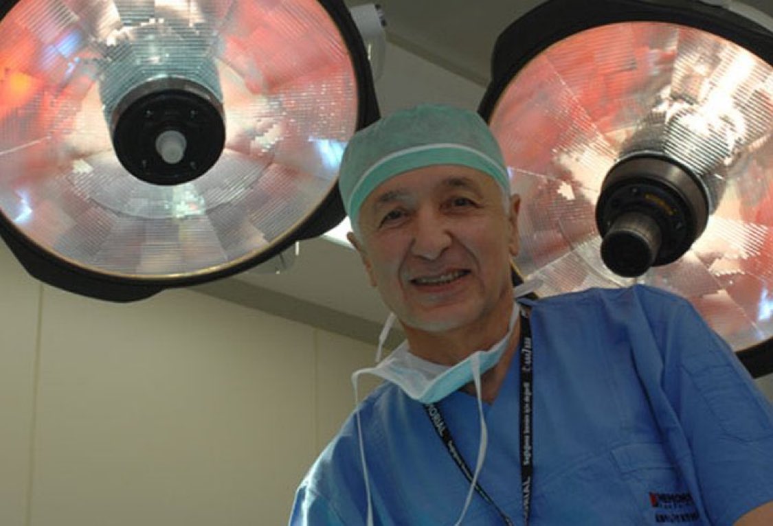 Karaciğer nakli yapan ilk Türk doktor olan, dünya çapında “Yaşayan En Yenilikçi 20 Çocuk Cerrahı” listesine giren ve binlerce hastayı şifaya kavuşturan Sn Prof Dr Münci Kalayoğlu vefat etti.

Büyük bir değerdi. Allahtan rahmet diliyorum, mekanı Cennet olsun.