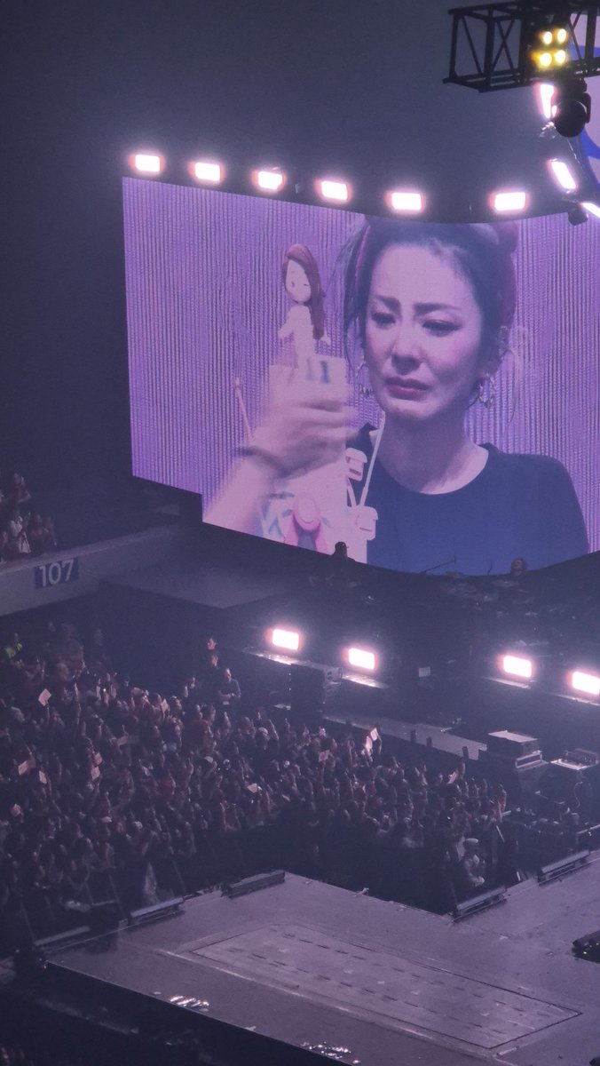 eleeaahh's tweet photo. Dara crying, the girls hugging, and dara offering water for her girls 😂 Soooo cute! #2NE1_WELCOMEBACKManilaDay1 #2ne1 #BlackJack https://t.co/XvW01fJQWc