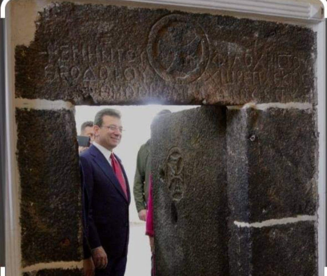 medyaticturk's tweet photo. İkinci Atatürk dedikleri Ekrem İmamoğlu
👉🏻Ahmet Türk’ün 1980yılnda sakladığı t£r*ristlerin
“3 askerimizi Şehit ettiği”
P*kknn sembolü kaśrı kanc0 konağını ziyaret edip sırıtarak poz verdi

_
Size Devleti Tanıtacağız
Muazzez İlmiye Çığ
Yusuf Tekin Adamdır
#YusufTekinYanlızdeğildir https://t.co/CdKC9TXEkZ