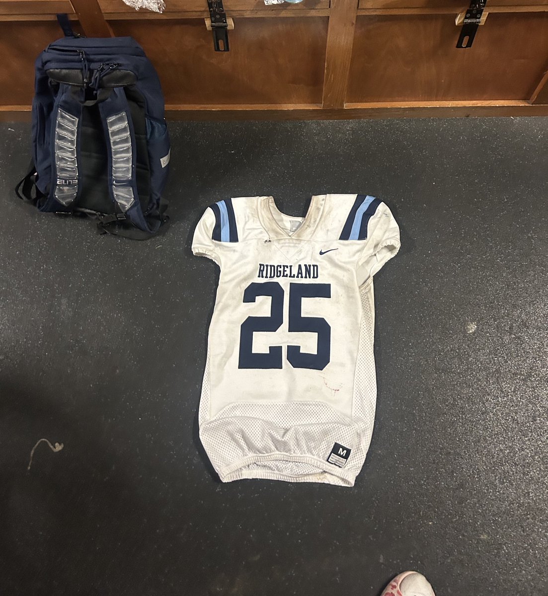 CoreyCollinsJr's tweet photo. It’s been a great run with my family a lot of ups and downs but we found a way to over come them I’ve learned a lot over the past 3 years with great coaching.#seeitthrough @TimSteward__ @CoachMC57 @_Coach_Jones @CoachTMc https://t.co/HCgfUSxaMS