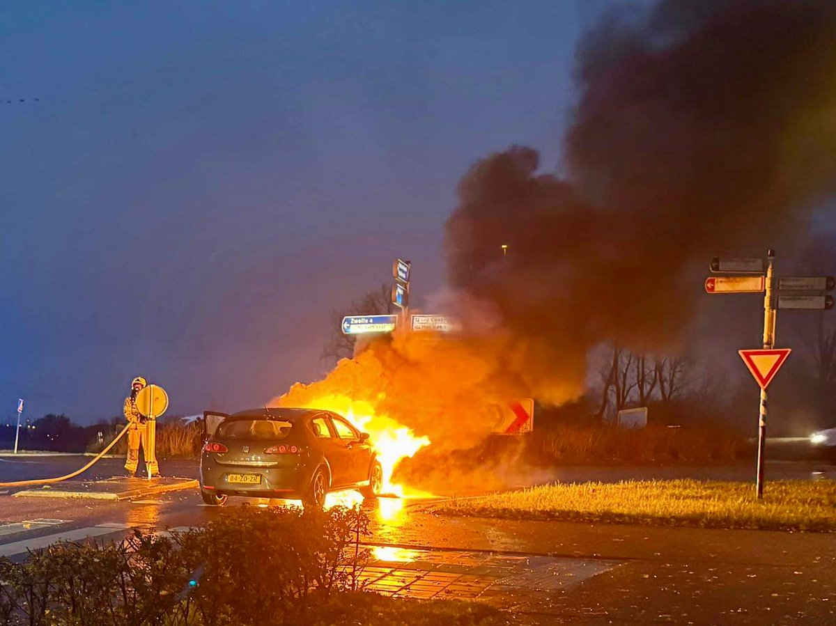 Auto vliegt in brand in Hattem