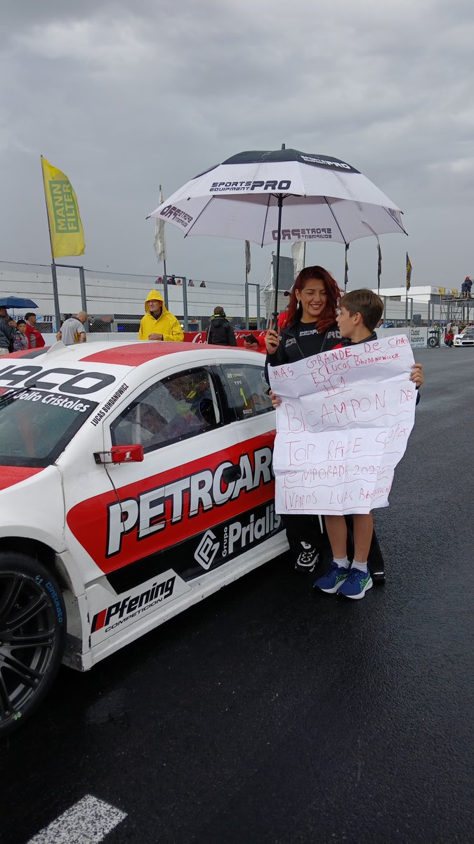 🥹La final del <a href="/topraceok/">Top Race</a> series le regaló una bellísima imagen a su campeón, <a href="/lucasbohda/">Lucas Bohdanowicz</a>.

El joven bicampeón de la categoría recibió la visita de un niño, familiar de el, quien hizo un cartel felicitándolo por alcanzar el título.

#TRSeries #Bohdanowicz
