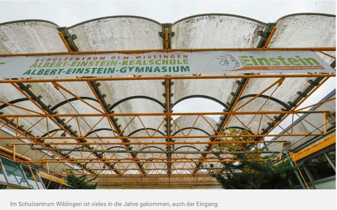Das Albert-Einstein Schulzentrum in Ulm-Wiblingen besteht aus einer Realschule mit rund 700 Schülern und einem Gymnasium, das von rund 1.000 Schülern besucht wird. Damit sind beide Schulen die jeweils größten ihrer Art in Ulm.

Das ganze Gebäude gleicht aber schon lange eher