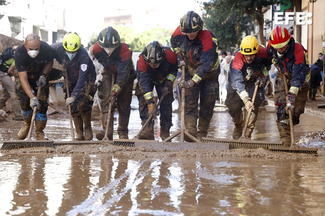 📷 Esta imagen de Miguel Ángel Polo es una muestra del trabajo en equipo para la retirada del lodo.
