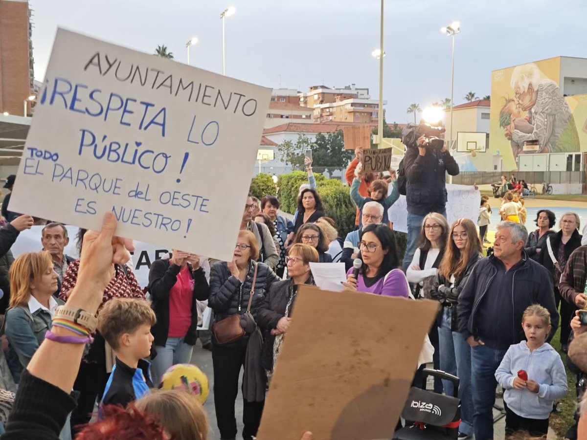 antoniamorillas's tweet image. Espectacular movilización vecinal frente al intento de @pacodelatorrep de privatizar el Parque del Oeste. 

Las vecinas lo tenemos claro: los parques públicos son de todas. 

📢 Reapertura YA. 
💜🔥Nuestras vidas y nuestros parques valen más que su negocio.