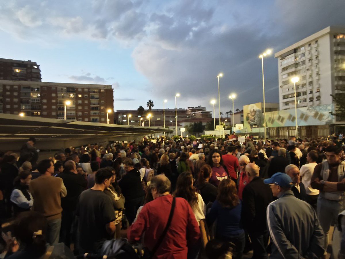antoniamorillas's tweet image. Espectacular movilización vecinal frente al intento de @pacodelatorrep de privatizar el Parque del Oeste. 

Las vecinas lo tenemos claro: los parques públicos son de todas. 

📢 Reapertura YA. 
💜🔥Nuestras vidas y nuestros parques valen más que su negocio.