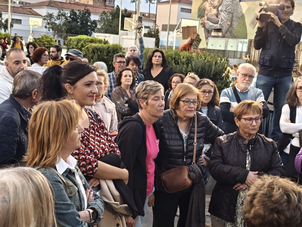 antoniamorillas's tweet image. Espectacular movilización vecinal frente al intento de @pacodelatorrep de privatizar el Parque del Oeste. 

Las vecinas lo tenemos claro: los parques públicos son de todas. 

📢 Reapertura YA. 
💜🔥Nuestras vidas y nuestros parques valen más que su negocio.