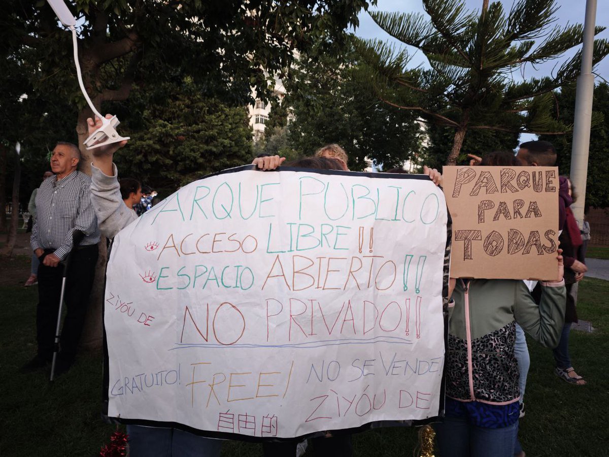 antoniamorillas's tweet image. Espectacular movilización vecinal frente al intento de @pacodelatorrep de privatizar el Parque del Oeste. 

Las vecinas lo tenemos claro: los parques públicos son de todas. 

📢 Reapertura YA. 
💜🔥Nuestras vidas y nuestros parques valen más que su negocio.