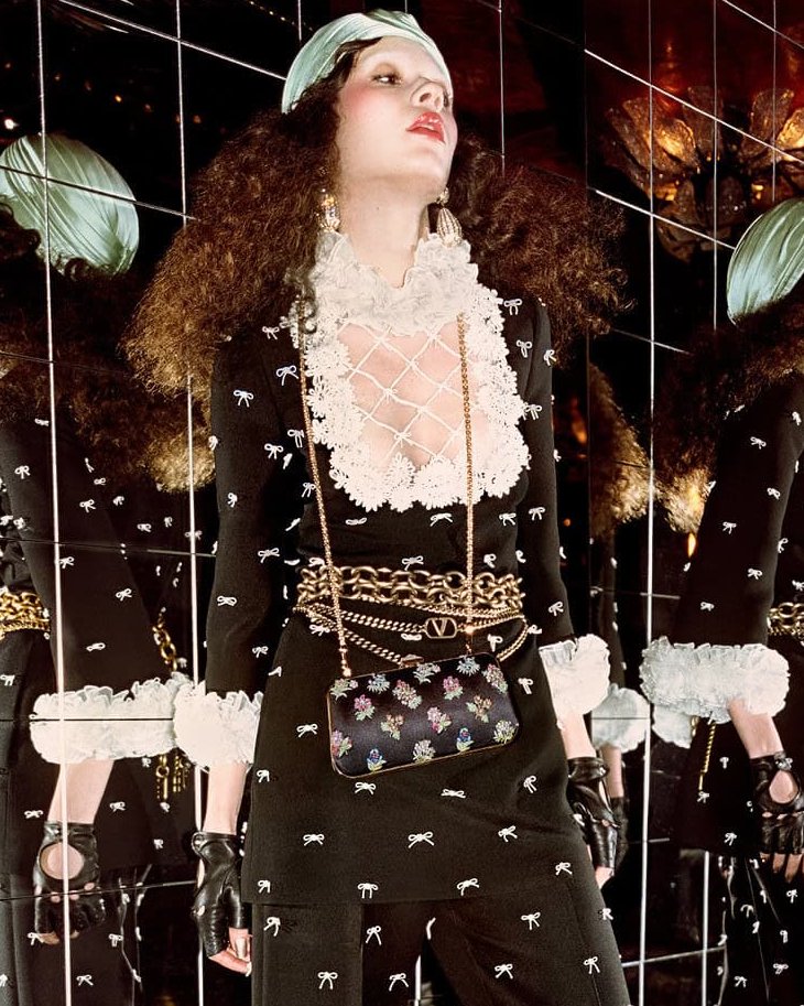 kendam_com's tweet image. Valentino Holiday 2024 Campaign shot by Glen Luchford kendam.com/news/campaigns…

#Valentino #Holiday2024 #Campaigns #Fashion #Kendam