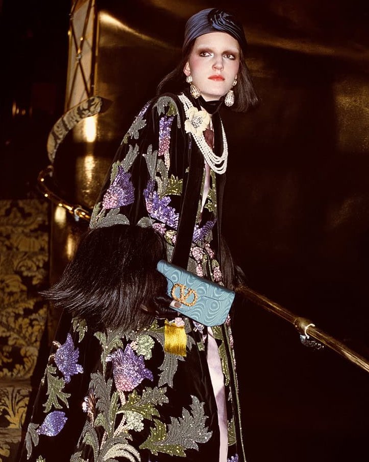 kendam_com's tweet image. Valentino Holiday 2024 Campaign shot by Glen Luchford kendam.com/news/campaigns…

#Valentino #Holiday2024 #Campaigns #Fashion #Kendam