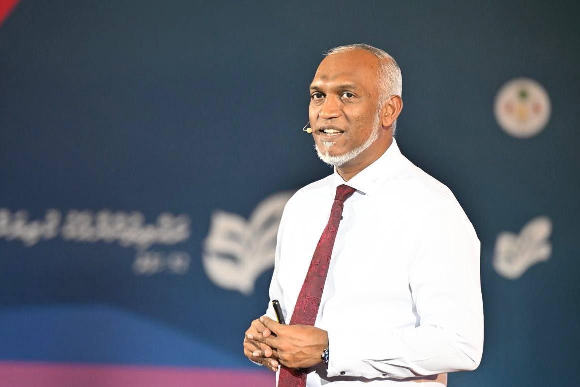 ބަޔަކަށް މިއަދު ފަހުމް ނުވިޔަސް ދިވެހި ތާރީހުގައި ރައީސް ޑރ މުޢިއްޒު ލިޔެވިގެން ދާނީ ފަހުގެ ތާރީހެއްގައި ދިވެހި ރައްޔިތުންނާއި ގައުމުގެ މިނިވަންކަމާއި ކުރިއެރުމަށްޓަކައި އެންމެ ބޮޑު ގުރުބާނީއެއް ވެވަޑައިގެންނެވި ރައީސްގެ ގޮތުގައެވެ. އެމަނިކުފާނަކީ ހަމަ ރަނގަޅަށްވެސް ރައްޔިތުންގެ