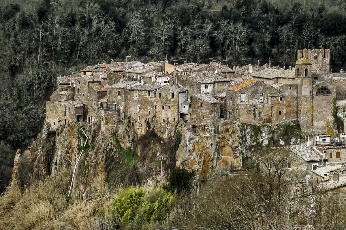 Roma'dan Siena'ya giderken kesfettigim bu yerin ismi Calcata, İtalya’nın Lazio bölgesinde yer alan, zamanın adeta durduğu bir Orta Çağ köyü. Tufa kayalıklarının üzerine inşa edilmiş bu büyüleyici yerleşim, dar taş sokakları, tarihi evleri ve yemyeşil vadi manzarasıyla görenleri
