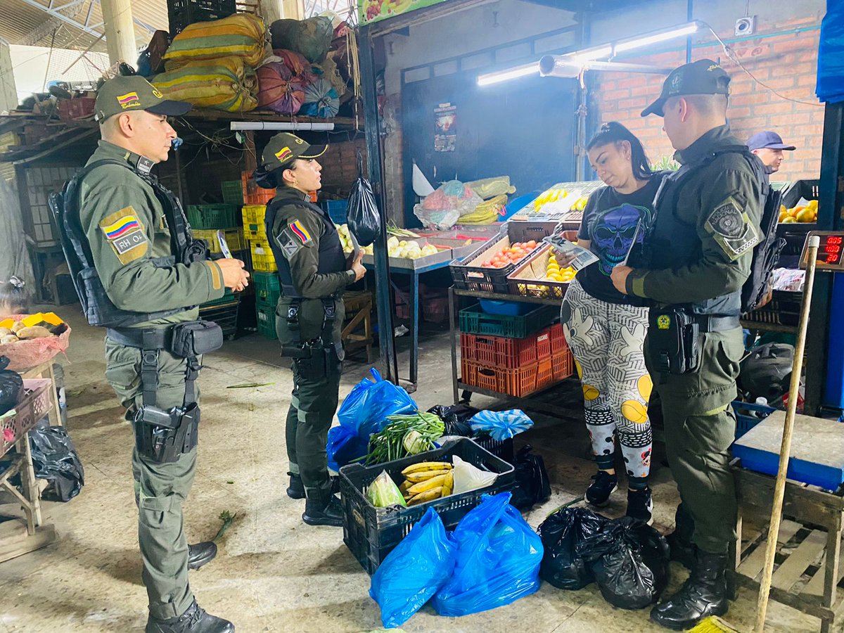 PoliciaCucuta's tweet photo. 👉🏼Nos acercamos a la comunidad en la plaza de mercado Cenabastos para entregar recomendaciones clave que ayudan a prevenir el delito de extorsión. 

Invitamos a todos a confiar en la 📱#Línea165.

#YoNoPagoYoDenuncio 👮🏻‍♂️🚔 https://t.co/PrMf40gkrK