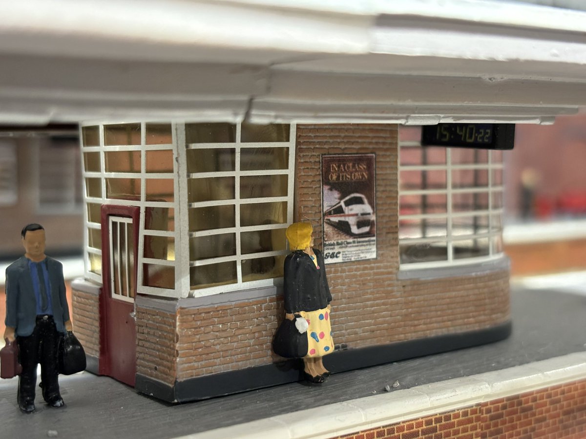Highfield1996's tweet photo. Thought it was about time to add some more detailing to the platform and the platform buildings. I’ve added some platform signage, display screens, digital clocks, ticket machines, luggage trolleys, more people and seating and also some waste bins #TMRGUK https://t.co/d69pnCkoFn