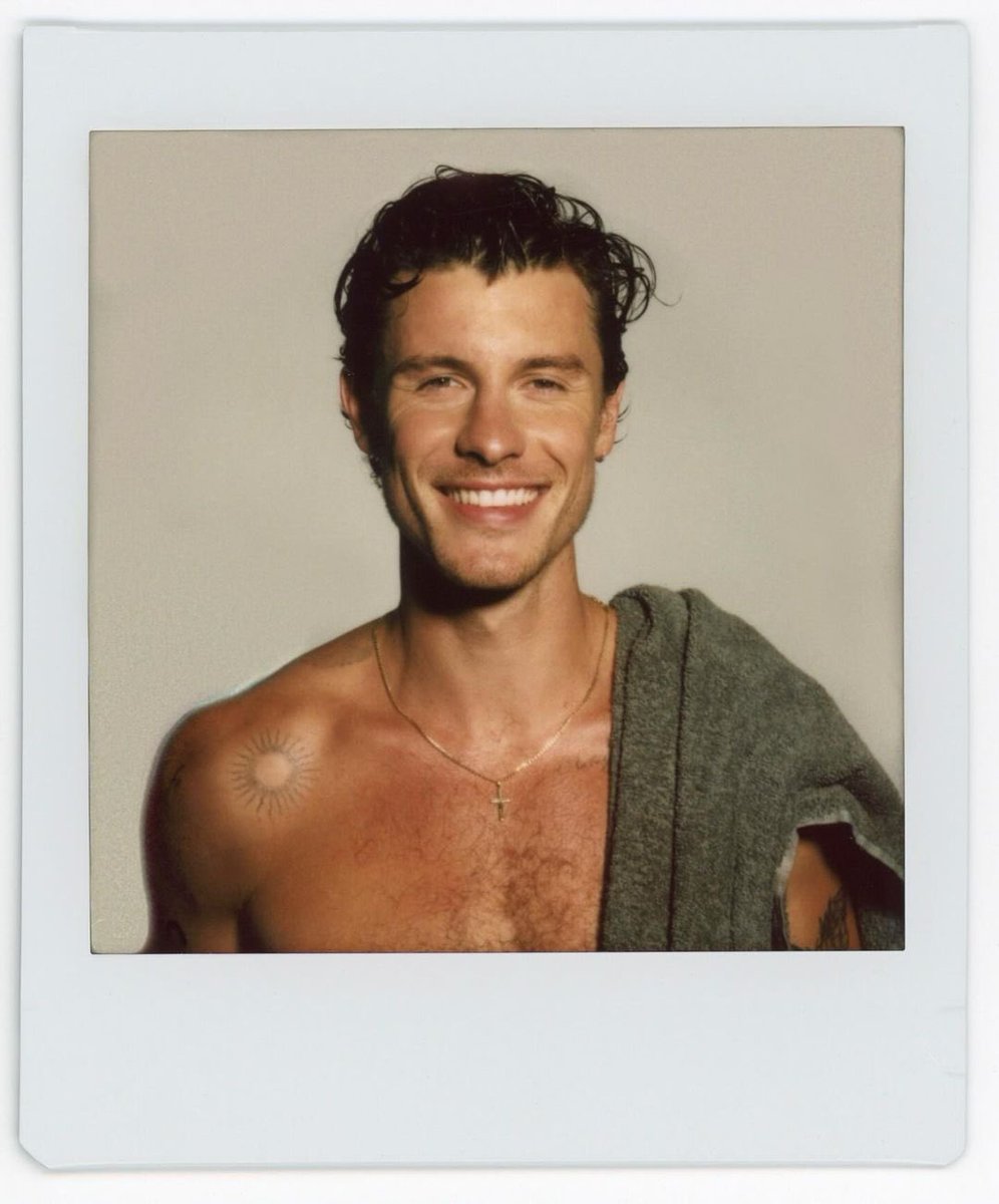 ShawnMendesBRA's tweet photo. Shawn Mendes x Polaroid 📸🤍 https://t.co/j2LvIigvoe