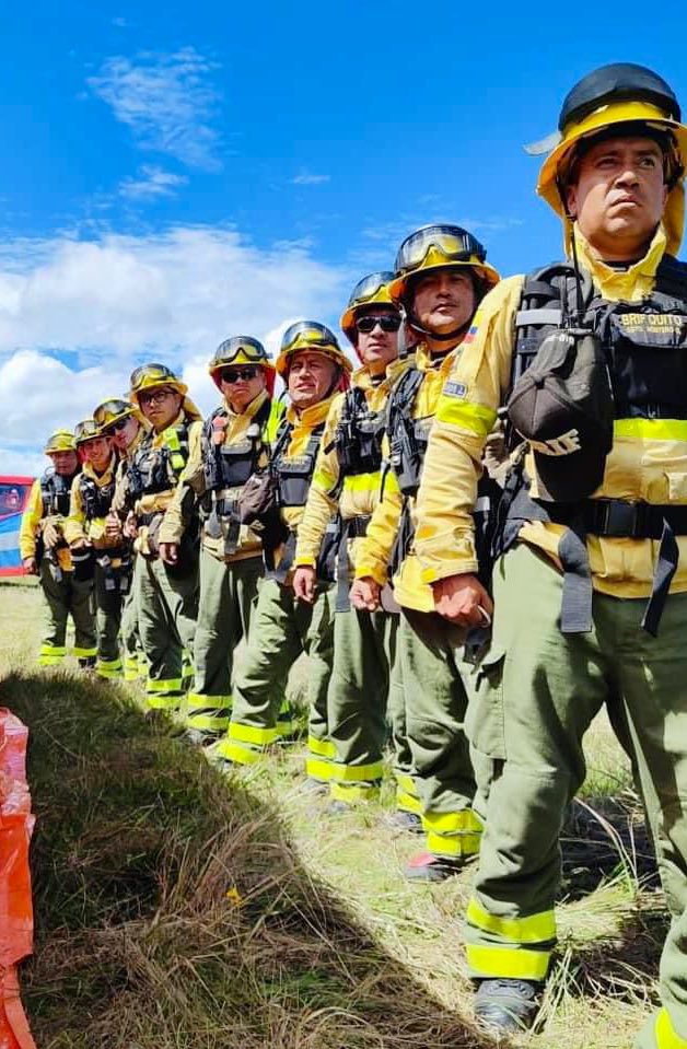 pabelml's tweet photo. Queridos lojanos:
En breve, un segundo equipo de la Brigada Forestal de @BomberosQuito, conformado por 27 personas, se movilizará a la provincia de #Loja para apoyar en el combate a los incendios forestales.
Seguimos brindando apoyo operativo en distintos puntos de nuestro país ante tan lamentable emergencia.
#FuerzaLoja