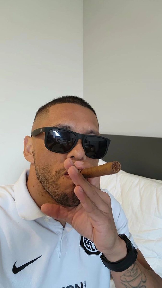 😎 MOMENTO DE DISFRUTAR, CAPITÁN 😎. Así festeja Richard Ortíz el título en el Clausura de Paraguay: ¡¡OLIMPIA CAMPEÓN!!