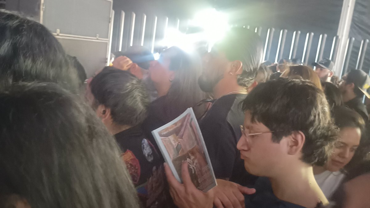JaibarD's tweet photo. "Acaso soy el único que está leyendo a Juan Rulfo mientras todos escuchan ruidos" #MxMf https://t.co/MDHq0Hk6Eh