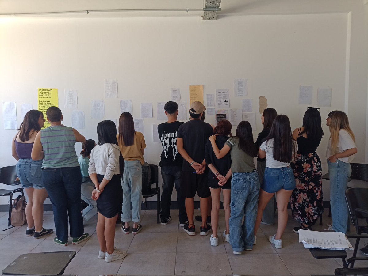 Vekaese's tweet photo. Pocas cosas tan potentes como cerrar el año exponiendo poesías que narran la identidad. Lujos que nos damos en Prácticas Culturales @UNAJ_oficial https://t.co/zd2rCm3rmt