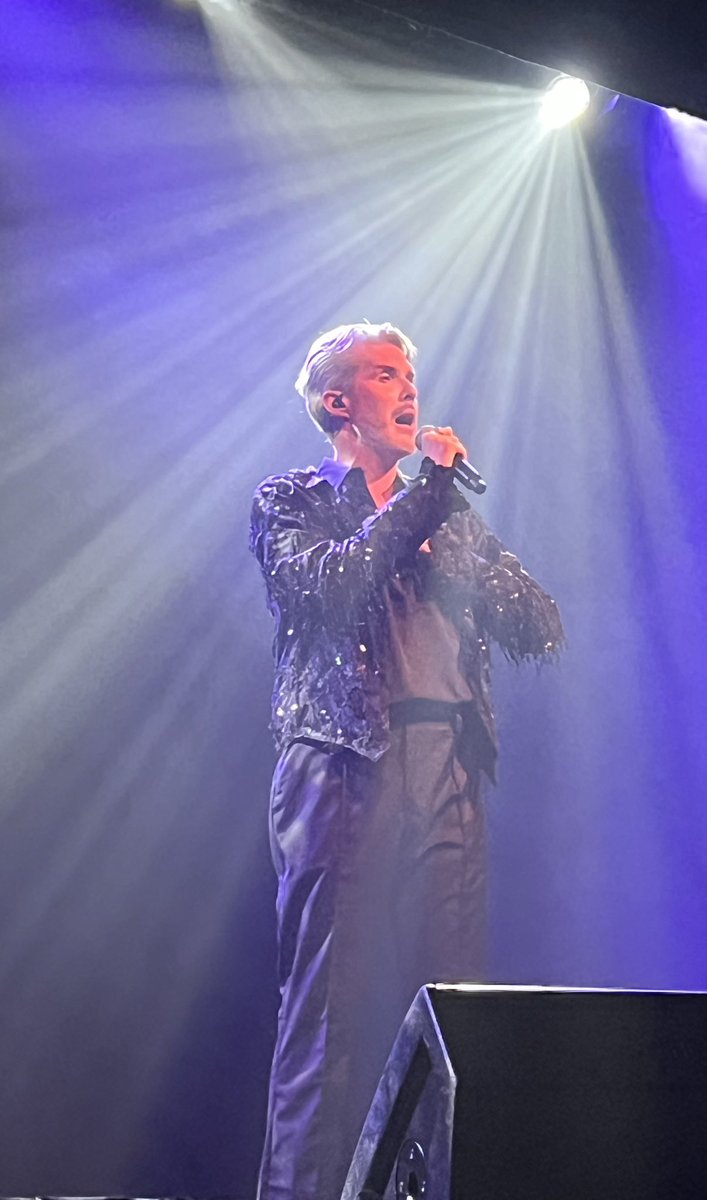 LynnS21's tweet photo. What a fabulous evening listening to @jamiecollabro !! An emotional roller coaster and amazing vocals ❤️❤️ https://t.co/NIAbixziUb