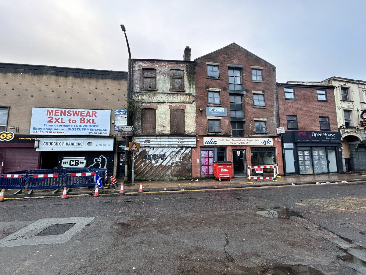 📟 06:00 16.11.24 Relief crew to building fire in Preston 🔥
📟 10:40 16.11.24 Commercial building fire in Preston 🔥

🥞 Lytham crew pictured during a breakfast break!

#Lytham #FireAndRescue