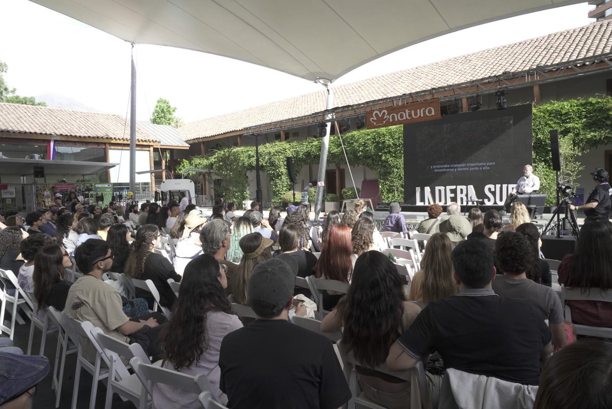 🔍El Director del CHIC, académico de la <a href="/udemagallanes/">Universidad de Magallanes</a>, Ricardo Rozzi participó del Tercer Festival de <a href="/ladera_sur/">Ladera Sur 🌎</a> con su charla “Ecoturismo con lupa en los bosques en miniatura del Cabo de Hornos”, además del lanzamiento del libro ¿Por qué los Parques Nacionales? #centrosanid