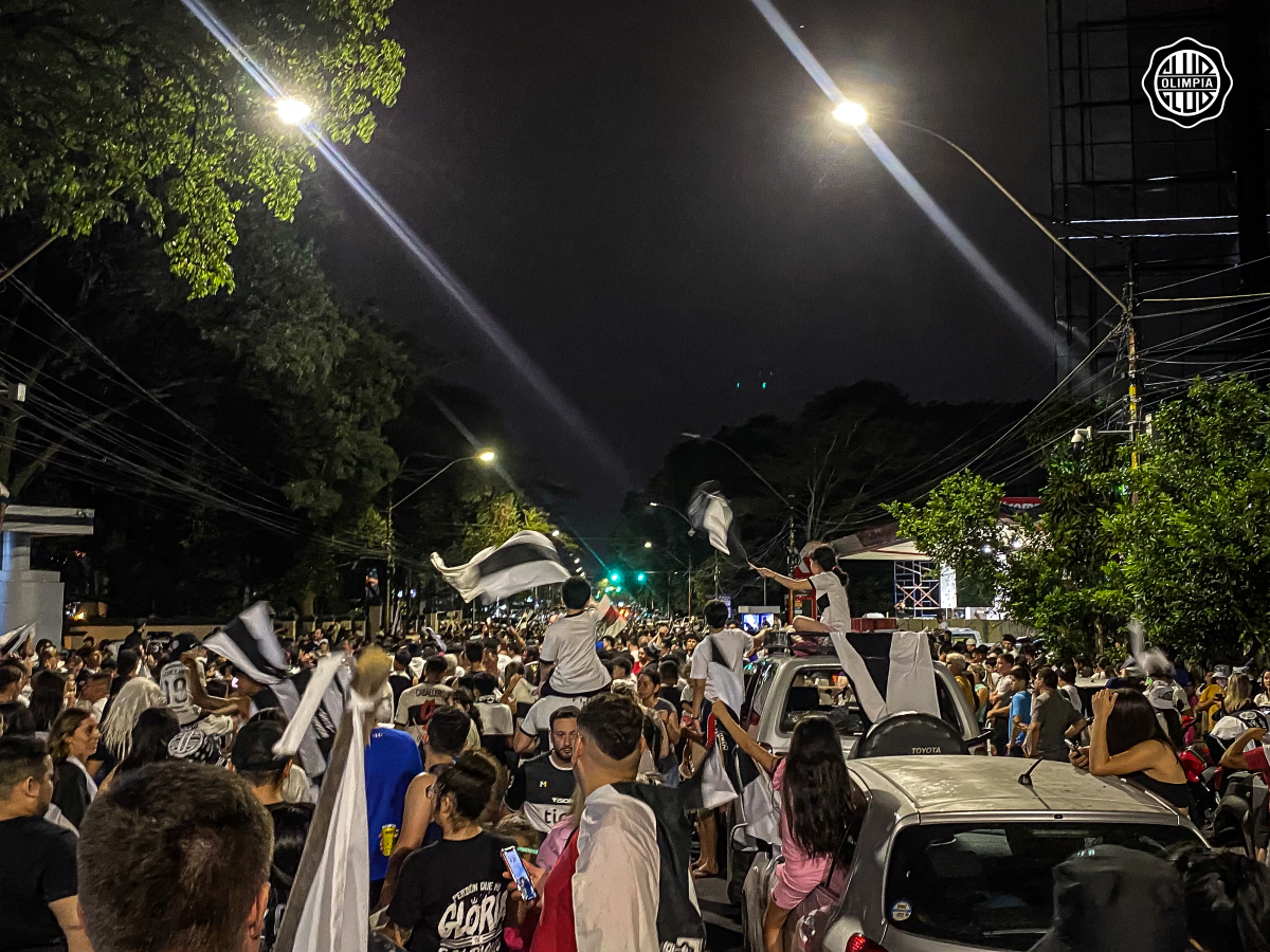 📍 𝐏𝐚𝐫𝐚 𝐔𝐧𝐨 ⸺ 𝐋𝐚 𝐂𝐮𝐧𝐚 𝐝𝐞 𝐥𝐚 𝐆𝐥𝐨𝐫𝐢𝐚.

¡NOS VEMOS, CAMPEONES!

😎🏆

#La47
#OlimpiaTour47 #OlimpiaCampeón 

🤍🖤🤍