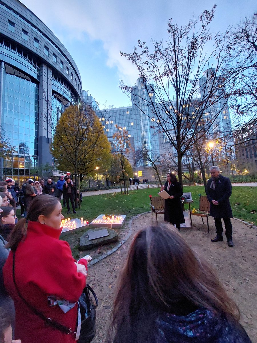 SLOVAKIAinEU's tweet photo. #Freedom &amp; #democracy are not taken for granted 📌

🇸🇰 Amb. @JurajNociar &amp; 🇨🇿 Amb. @EditaHrdaEU marked Struggle for Freedom and Democracy Day &amp; 35th anniversary of #VelvetRevolution at Václav Havel’s bench.

His words still inspire: ‘Truth &amp; love must prevail over lies &amp; hatred.’ https://t.co/3UyDg3d3L8